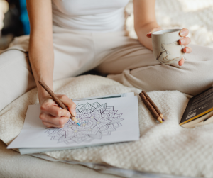 Nachdenkliche Frau erkennt innere Muster – Symbol für Selbstwahrnehmung und persönliche Veränderung