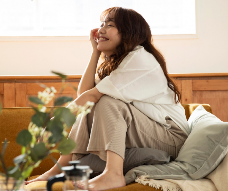 Frau hält inne und lässt Anspannung los – Symbol für Loslassen alter Muster und innere Entlastung