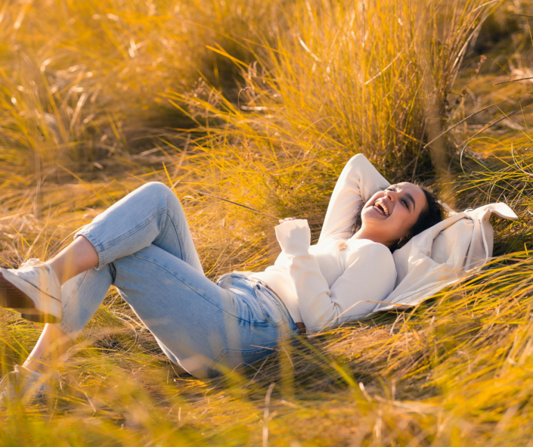 Frau hält inne und nimmt sich einen Moment für sich, Sinnbild für innere Klarheit und Abgrenzung