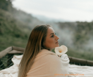 Glückliche, entspannte Frau in natürlicher Umgebung, Symbol für Wohlbefinden