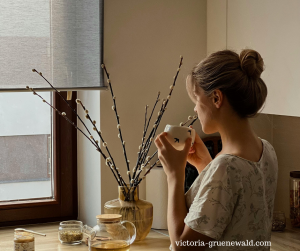 Frau reflektiert familiäre Muster und kommt wieder bei sich selbst an“