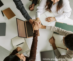 Kooperation im Team durch Vertrauen und Sicherheit sichtbar in Händen die Zusammenhalt symbolisieren