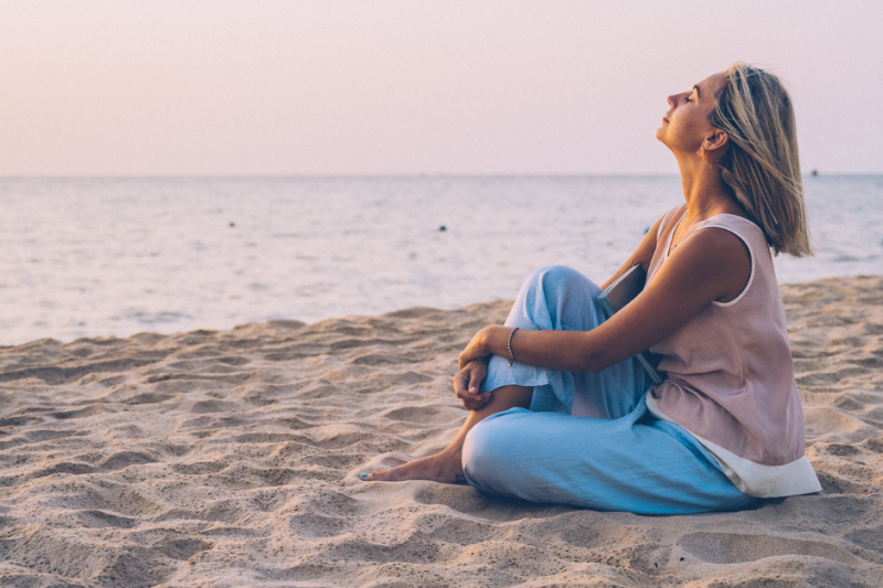 Frau blickt ruhig nach vorne, Symbol für innere Stabilität und neue Orientierung